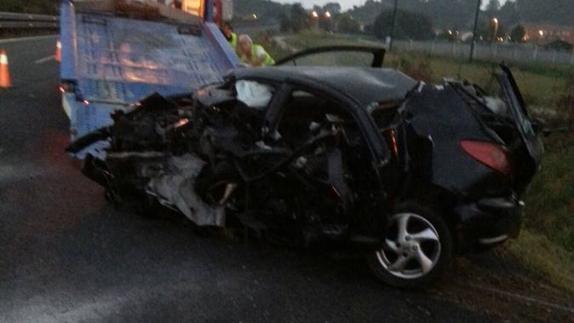 Estado en el que quedó el coche del joven fallecido.