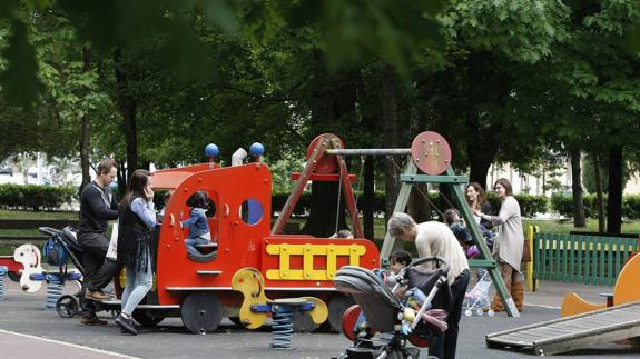 La zona de juegos infantiles del Parque Manuel Barquín sobre la que se quiere actuar está situada junto a la calle El Soto.