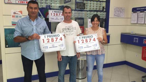 Trabajadores de la administración, este sábado, en Carrefour de Peñacastillo.