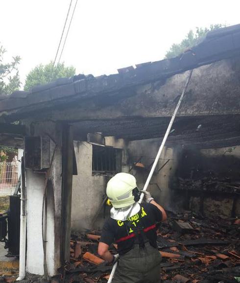 Los Bomberos del 112 durante las labores de extinción del incendio