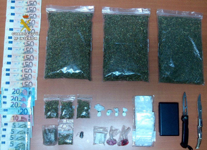 Elementos incautados a los detenidos por la Guardia Civil.