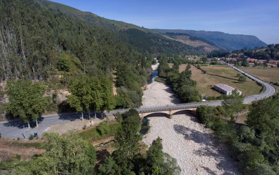 El cauce del Saja está prácticamente seco debido al calor y la falta de lluvias.