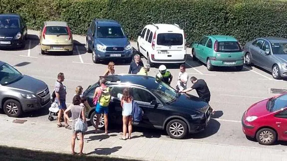 Los agentes rompieron la ventanilla para sacar al bebé del coche