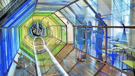 Un túnel del tiempo da acceso al stand de España en Londres en el que se puede ver el Santander imaginado para dentro de cien años. 