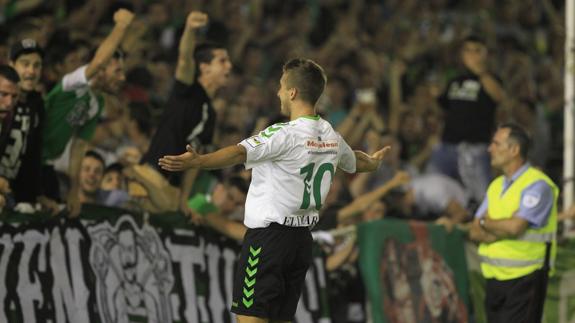 El gallego Héber celebra con el público su gol, el segundo del Racing.