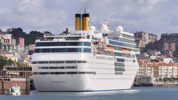 El crucero Costa Neo Romántica, en Santander, el año pasado.