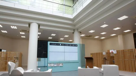 Nuevo modelo de oficinas bancarias de Liberbank en la oficina principal de Torrelavega.