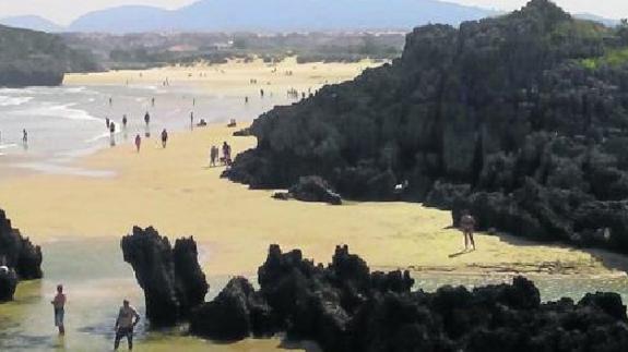 Imagen con marea baja de la ría de Quejo, escenario del aparatoso rescate. 