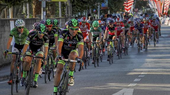 El pelotón de la Vuelta a Cantabria, a su paso por Vioño.