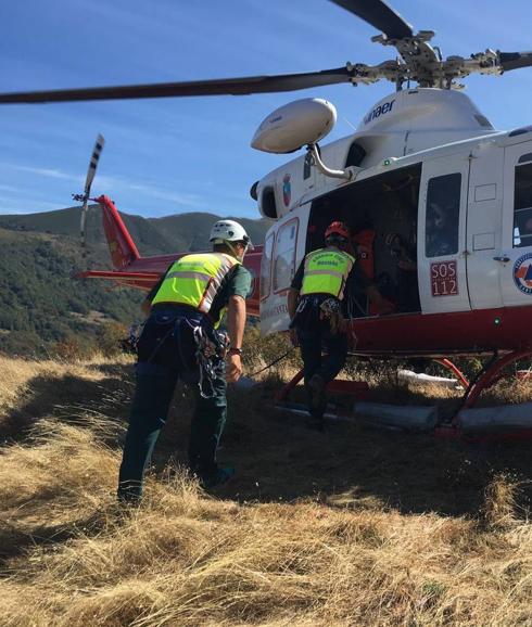 El helicóptero que participa en la búsqueda.