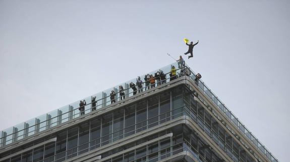 Salto BASE desde la torre del BEC de Bilbao