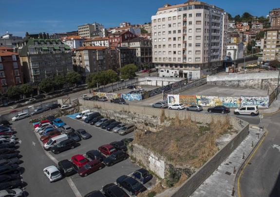 A los tres solares del Gobierno regional se ha unido el de la calle de Barcelona, arriba a la derecha.