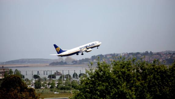Avión de Ryanair despegando del aeropuerto Severiano Ballesteros.