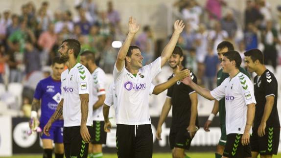 Julen Castañeda celebra la victoria ante el Pontevedra.