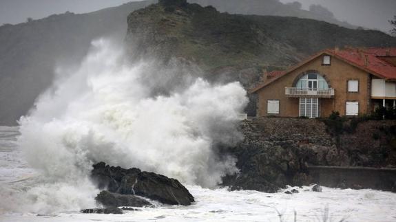Temporal de mar en Comillas.