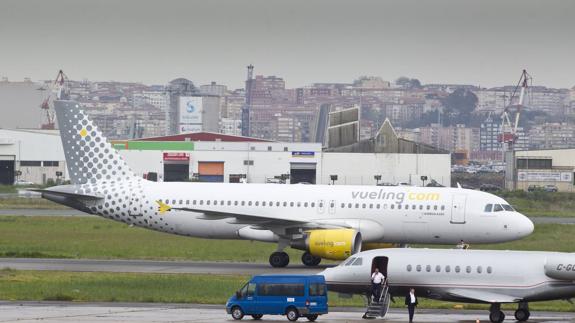 Avión de Vueling en el aeropuerto Seve Ballesteros. 