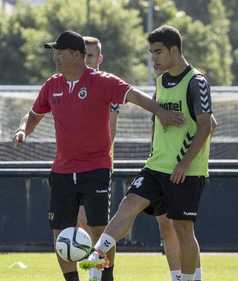 Viadero da instrucciones a Gándara en un entrenamiento en La Albericia.