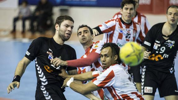 El Sinfín ganó en la pasada temporada por 35-30 al Sagunto. Paredes (izquierda), lucha por el balón en ese partido. 