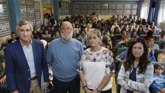 De izquierda a derecha. Pedro Ruiz Moya, Ramón Ruiz, Esther Bolado y Jénifer Gómez, con estudiantes del IES Camargo por detrás.
