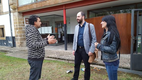 Julio Revuelta, en el centro, durante su visita a Los Corrales