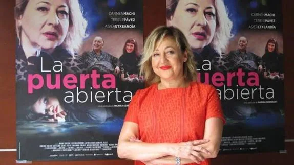 La actriz Carmen Machi, ante el cartel de 'La puerta abierta'