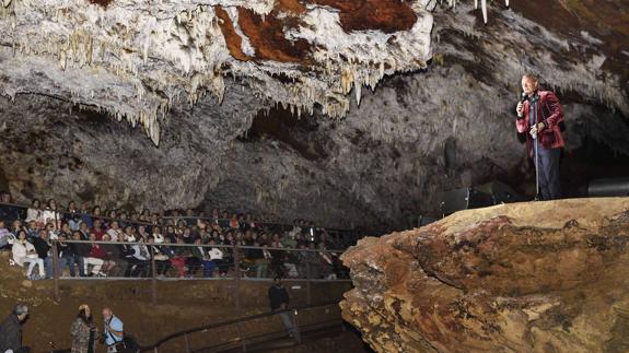 Bertín Osborne, durante su actuación en la cueva del Soplao.