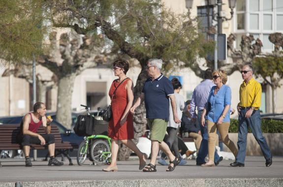 Imagen de un día de otoño de 2015, cuando los ciudadanos y turistas caminaban por Santander en manga corta debido a las buenas temperaturas.