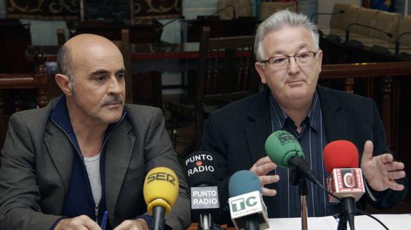 Rufino Díaz Helguera y Fernando Muguruza, en una comparecencia ante los medios en 2009, cuando el primero era concejal de obras y el segundo alcalde de Castro. 