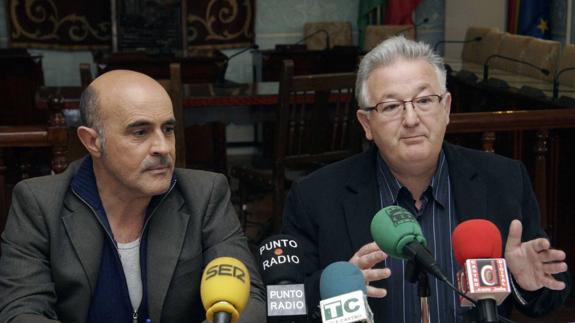 Rufino Díaz Helguera y Fernando Muguruza, en una comparecencia ante los medios en 2009, cuando el primero era concejal de Obras y el segundo, alcalde de Castro. 