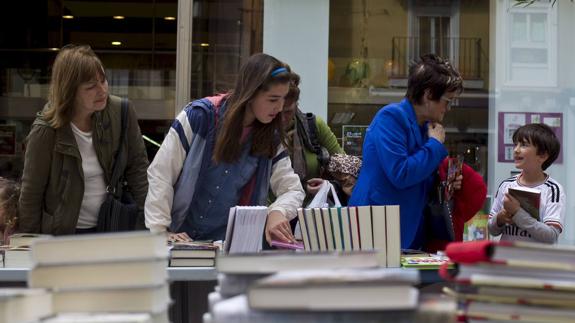 Jóvenes lectores en el Día del Libro de 2014, en Santander.