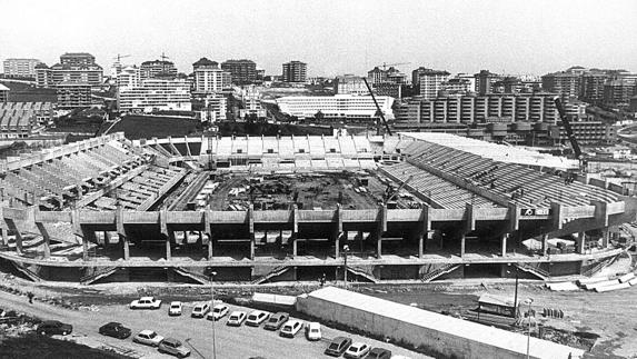 Los nuevos Campos de Sport, en mayo de 1988, durante la última fase de su construcción. 