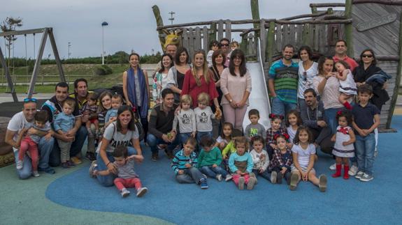 Algunas de las familias que forman la Asociación Cántabra de Partos Múltiples, en el parque de las Canteras, en Cueto.