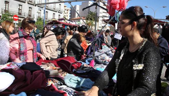 Imagen del mercadillo que cada domingo se celebra en la Avenida de España de Laredo.