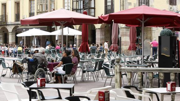 Una de las zonas con más terrazas en Torrelavega es la Plaza Baldomero Iglesias.