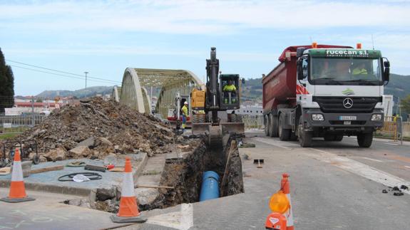 La obra mantiene cerrado el puente durante dos días.