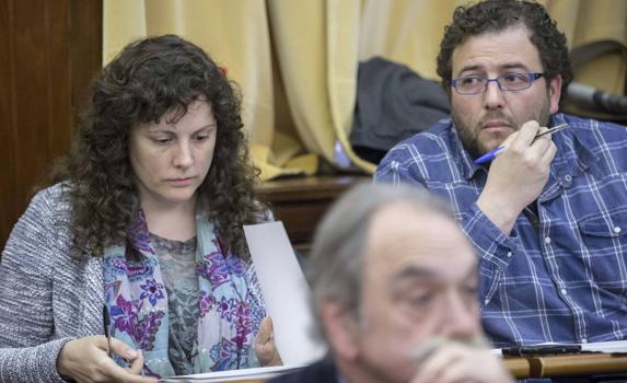 Tatiana Yáñez-Barnuevo y Antonio Matencón, durante una sesión plenaria.