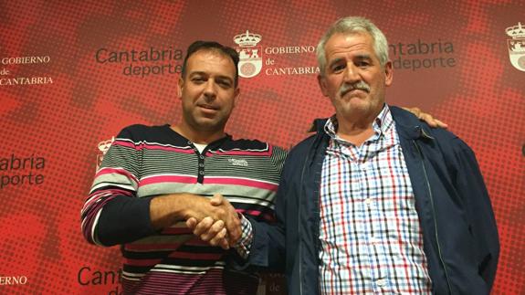 Gonzalo Pérez (izquierda) da la mano al presidente saliente, Javier Pernía