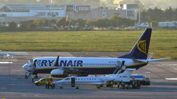 Los técnicos de Ryanair llegaron en un pequeño avión y revisaron sobre la pista el aparato que debía volar a Dublín.
