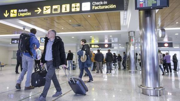 Pasajeros en el interior del aeropuerto Seve Ballesteros