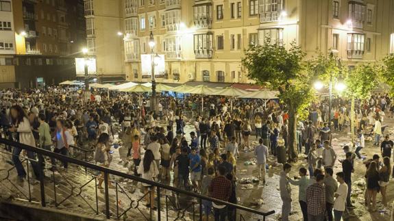 En la Plaza de Cañadío se juntan cada fin de semana, en especial en verano, cientos de personas para divertirse al aire libre. El vídeo recoge el ruido que se genera.