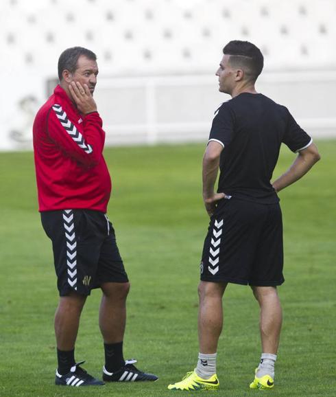 Ángel Viadero conversa con Bontempo en un entrenamiento de esta semana