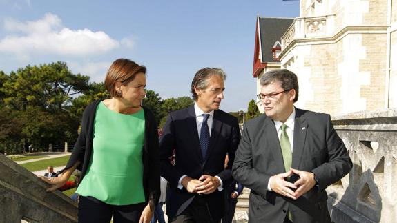 Carmen Moriyón (Foro Asturias), Íñigo de la Serna (PP) y Juan Mari Aburto (PNV), alcaldes de las tres ciudades implicadas en el acuerdo.