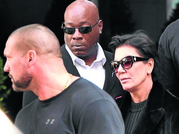 Kris Jenner, a la salida de la casa de su hija Kim en Tribeca, cuyo entorno ha sido tomado por los paparazzi. :: AFP
