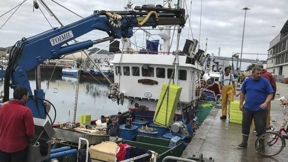 Barcos pesqueros amarrados a puerto en una imagen captada ayer en Santoña.