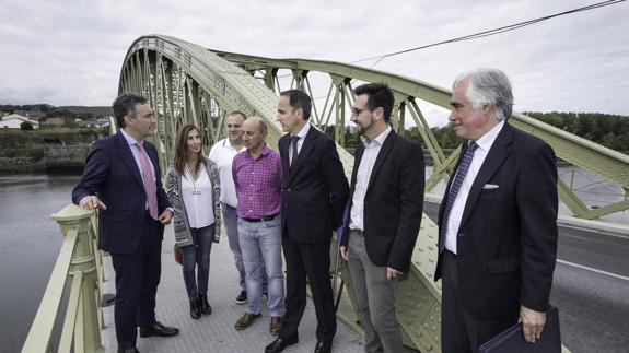 De izquierda a derecha, Jorge Urrecho, María Eugenia Castañeda, Pedro Prieto, Gumersindo Ranero, Samuel Ruiz, Javier Incera y Fernando Hernández, ayer, en el Puente de Treto.