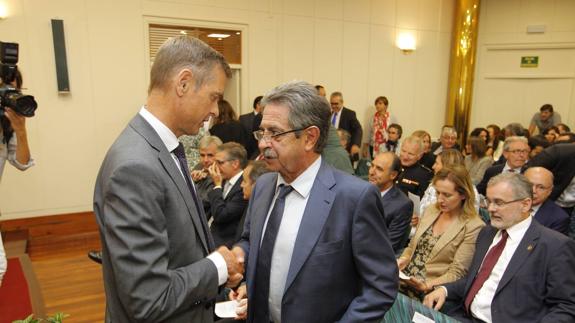 López del Moral da la mano a Revilla en el acto de este jueves.