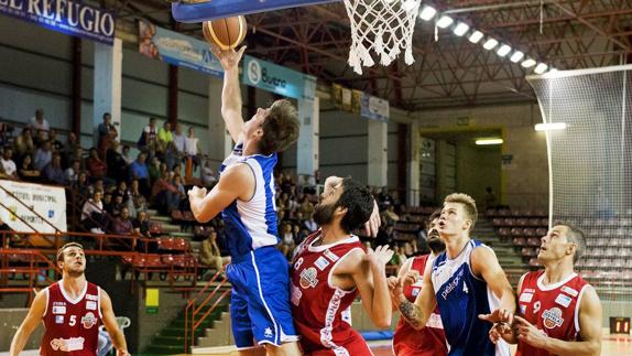 Piélagos y Estela, en la reciente final de la Copa EBA, son dos de los equipos que debutan este fin de semana en la liga. 