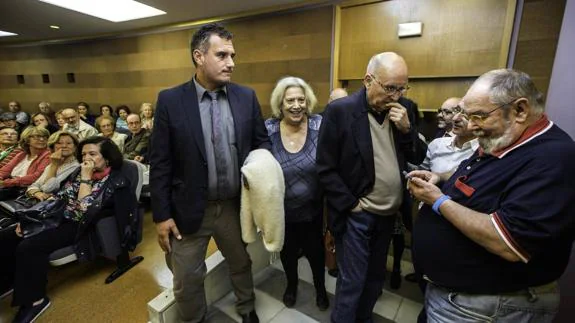 Terele Pávez, del brazo de su hijo Carolo, llega al Ateneo con el homenajeado Mario Camus