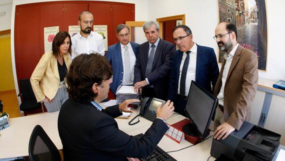 Las autoridades regionales y municipales comprueban el funcionamiento del sistema. 