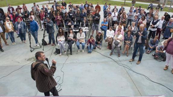 Juan Carlos Monedero, este mediodía en los Jardines de Pereda.